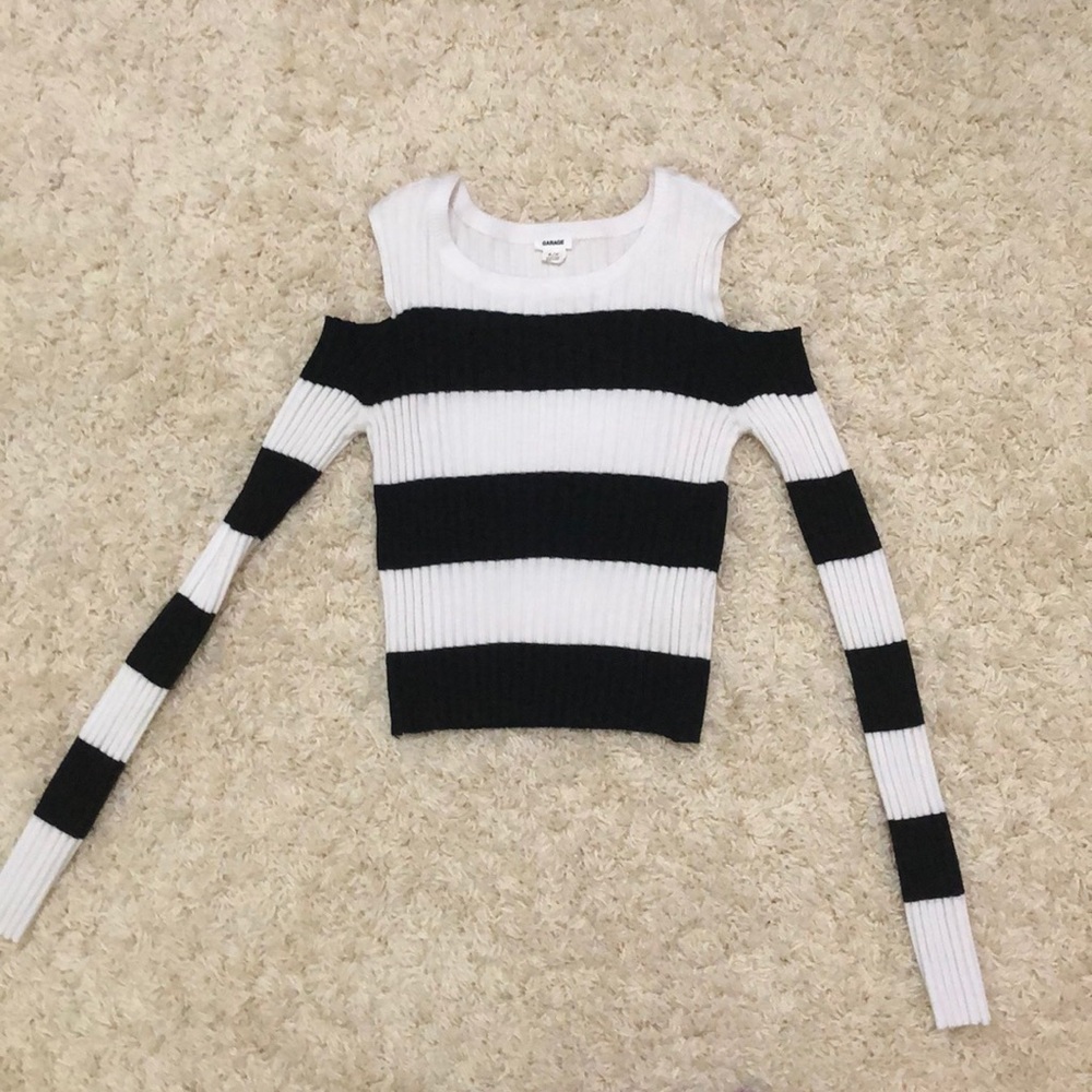 Long sleeve cold shoulder crop top